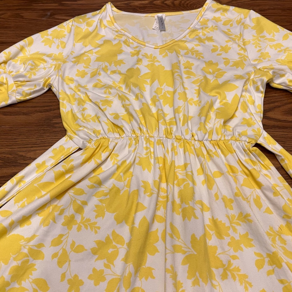 Acting Pro sz L Yellow Floral Dress, super soft, belt, below knee length, exc